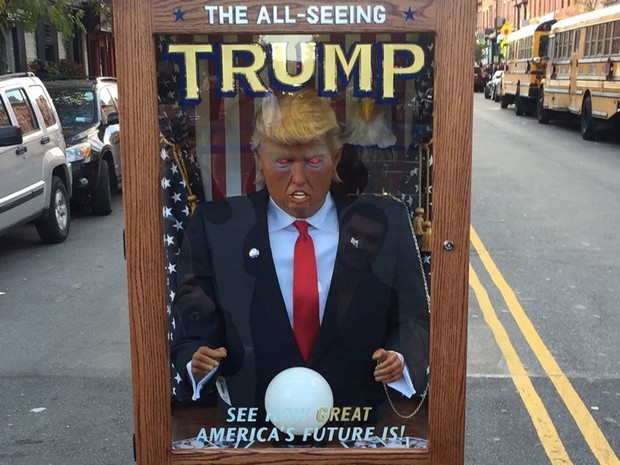 &#39;All-Seeing Trump&#39; em rua do Brooklyn, em Nova York, no domingo (6) (Foto: Simone Delgado)