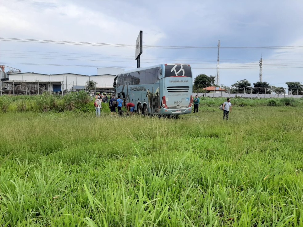 Ônibus saiu da pista após se envolver em acidente  — Foto: Túlio Alves/TV Anhanguera