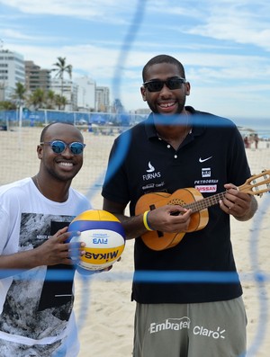 Na Ousadia & Alegria, Evandro joga e canta com ídolo Thiaguinho na praia