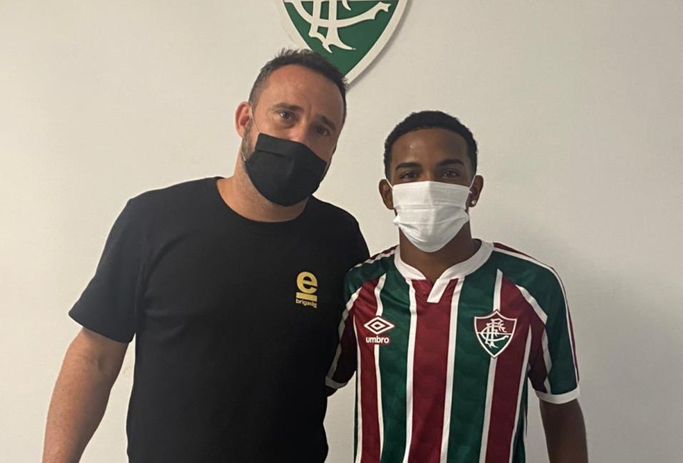 Diogo ao lado de seu empresário, Rafael Costa, para assinar com Fluminense — Foto: Arquivo pessoal