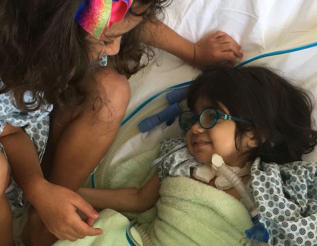 Juntas para o que der e vier: Manuela e Rafaela na cama do hospital (Foto: Arquivo Pessoal)