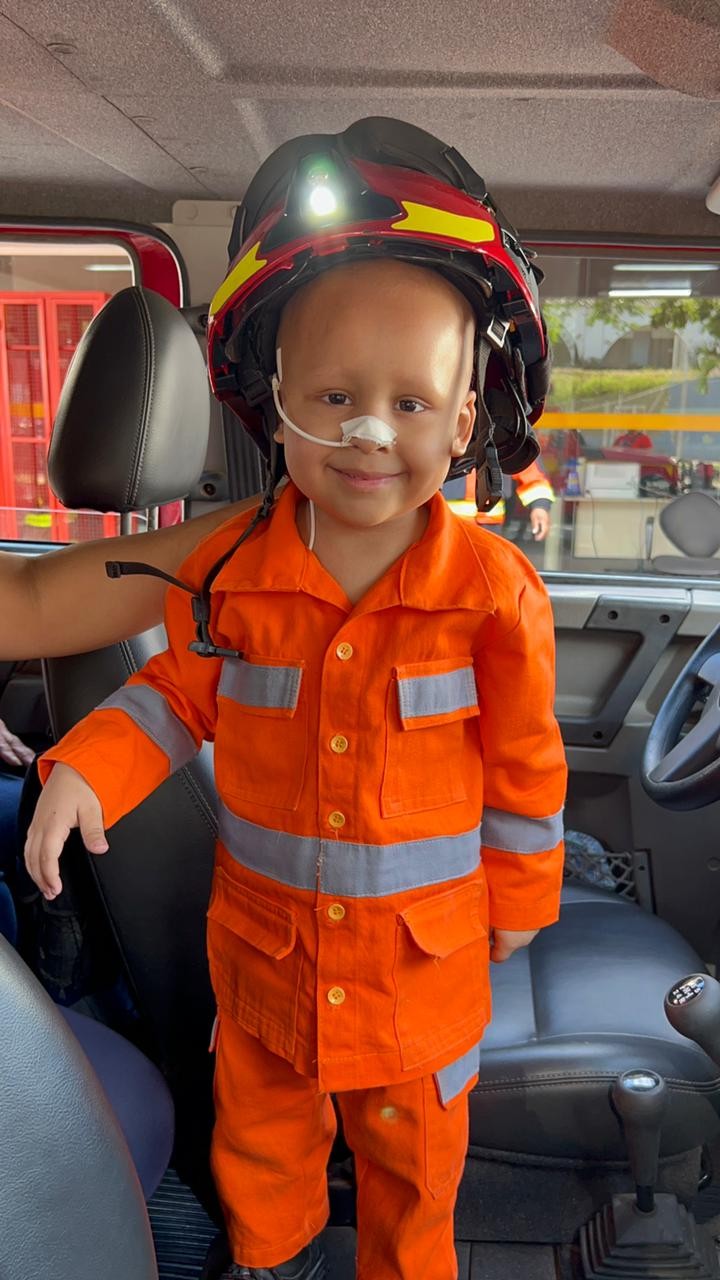 Menino com leucemia realiza sonho e visita academia de bombeiros em BH; VÍDEO