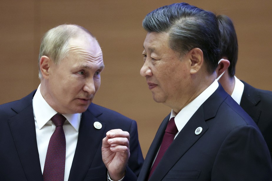 Vladimir Putin ao lado de Xi Jinping: mundo observa rumos da política entre os dois países