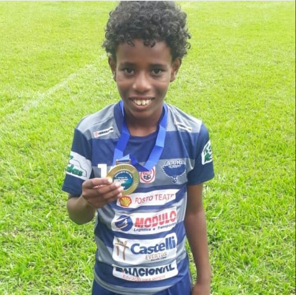 Santos convida garoto de 11 anos vítima de racismo em jogo de futebol para  teste em 2021 | santos | ge