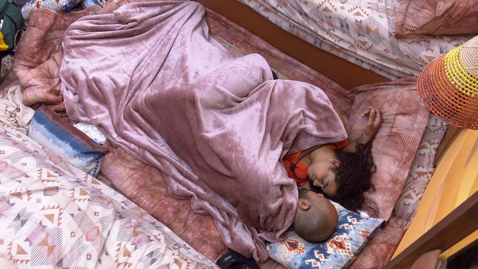Paula e Ricardo trocam carícias na cama: 'Você vai gostar'  — Foto: BBB