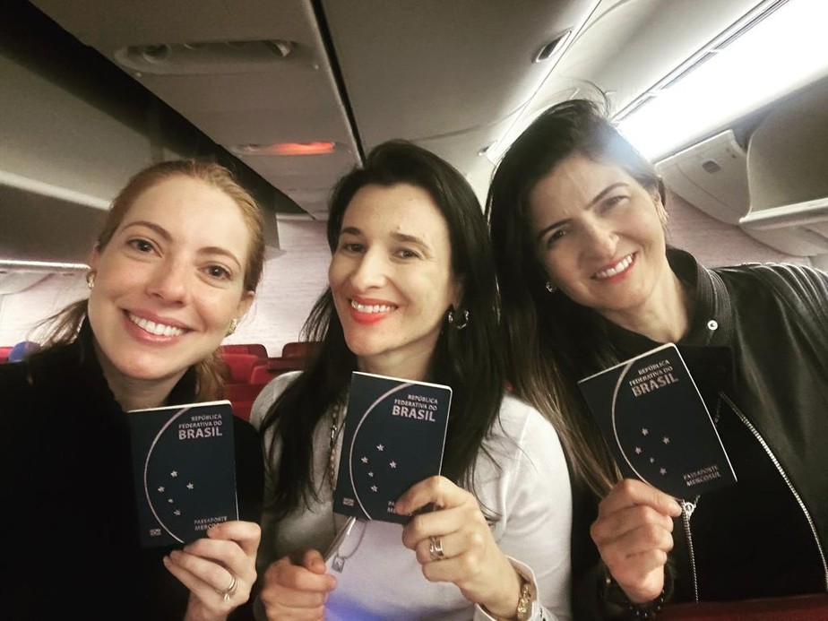 Na foto, a advogada Luna Provázio, Jeanne Paolini e Kátyna Baína no vôo para o Brasil