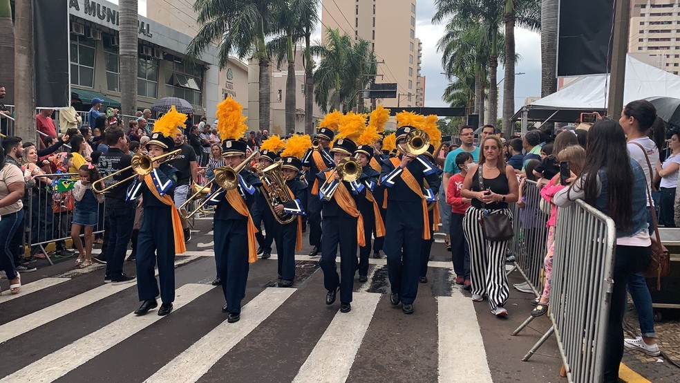 Desfile na Avenida Washington Luiz comemorou o aniversário de 105 anos de fundação de Presidente Prudente (SP) nesta quarta-feira (14) — Foto: Paula Sieplin/TV Fronteira