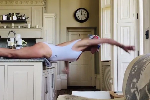 A medalhista olímpica Sharron Davies simulando a prática de natação na cozinha de casa (Foto: Twitter)