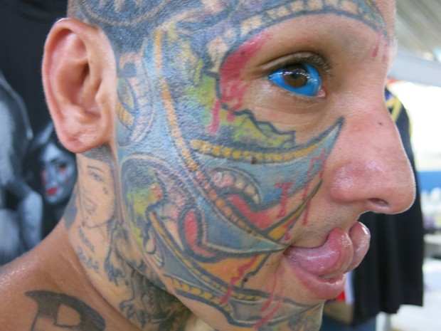 G1 Homem com olho tatuado de azul e língua de cobra é
