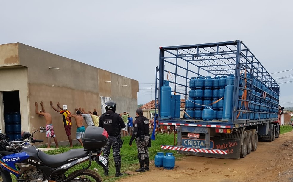 Polícia prendeu 12 pessoas e recuperou carga de 1.200 botijões de gás, em Limoeiro, no Agreste de Pernambuco — Foto: Polícia Militar/Divulgação