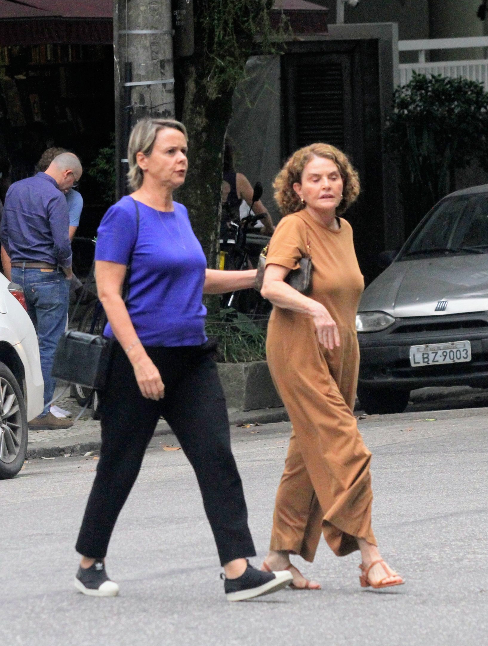 Giulia Gam passeia com amiga pelo Rio de Janeiro (Foto: Daniel Delmiro/AgNews)