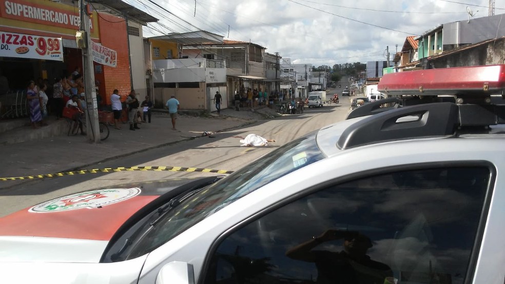 Mulher Ã© morta a tiros quando seguia em moto a caminho do trabalho, em JoÃ£o Pessoa â€” Foto: AntÃ´nio Vieira/ TV Cabo Branco