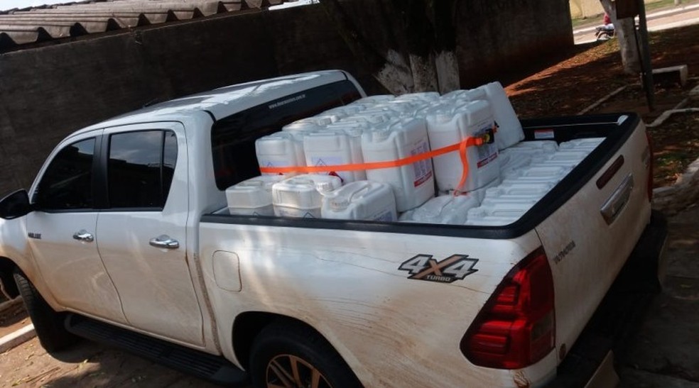 AgrotÃ³xico estava na carroceria da caminhonete (Foto: PRF/DivulgaÃ§Ã£o)