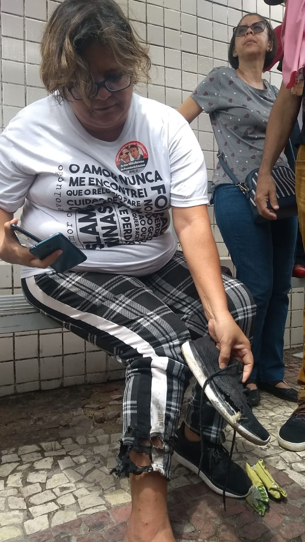 A educadora foi atingida com uma bomba de borracha no pé — Foto: Flávio Rovere/SVM