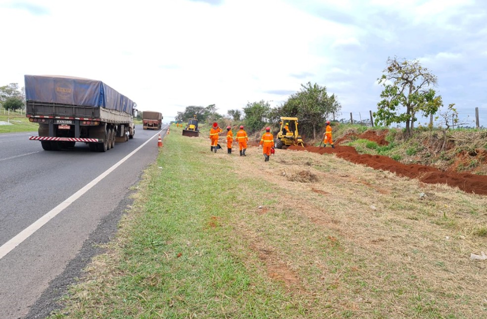 Instalação de fibra ótica na SP-284 em Martinópolis — Foto: Eixo SP Concessionária de Rodovias