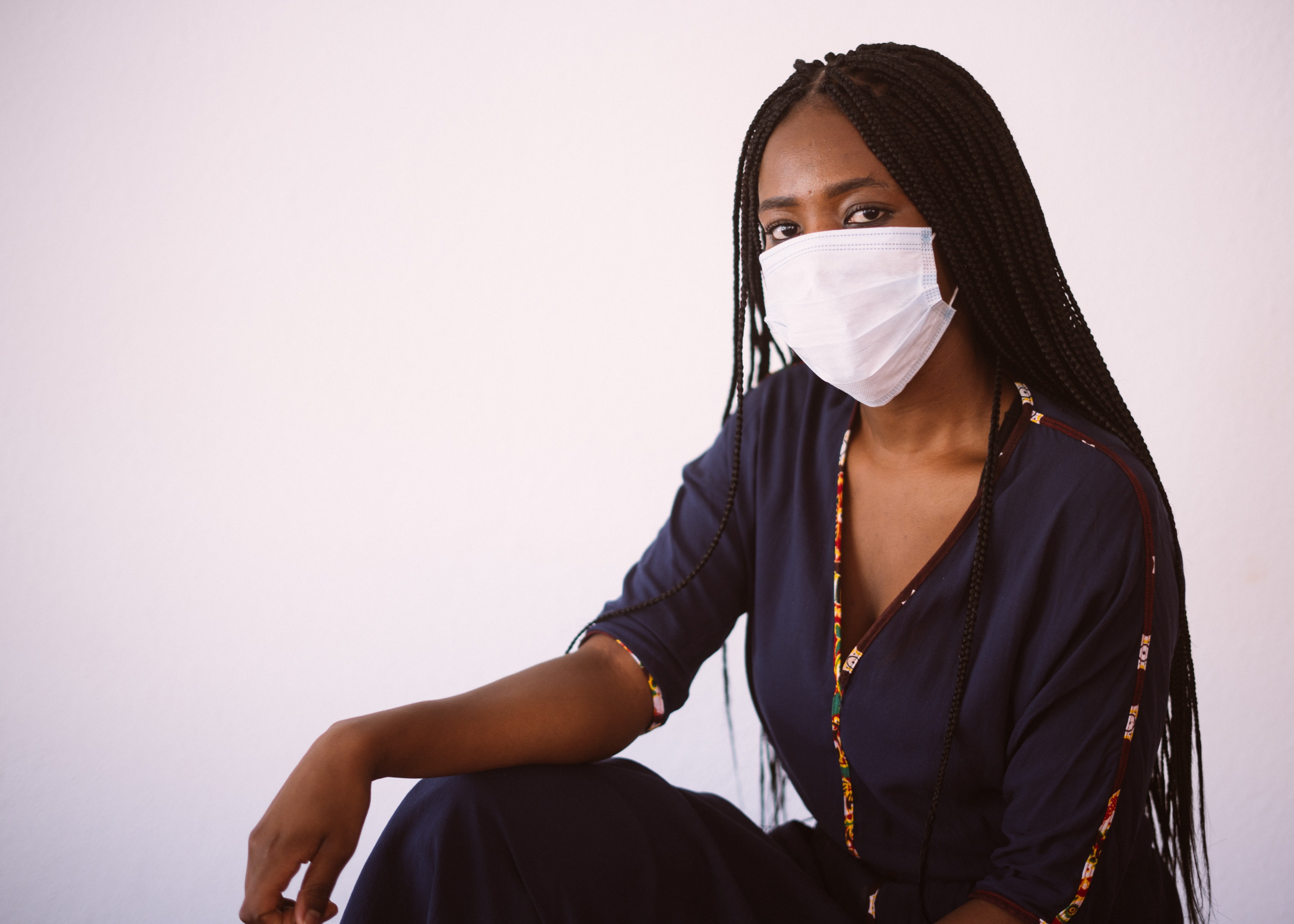 Mulher negra usando máscara hospitalar (Foto: RF._.studio via Pexels)