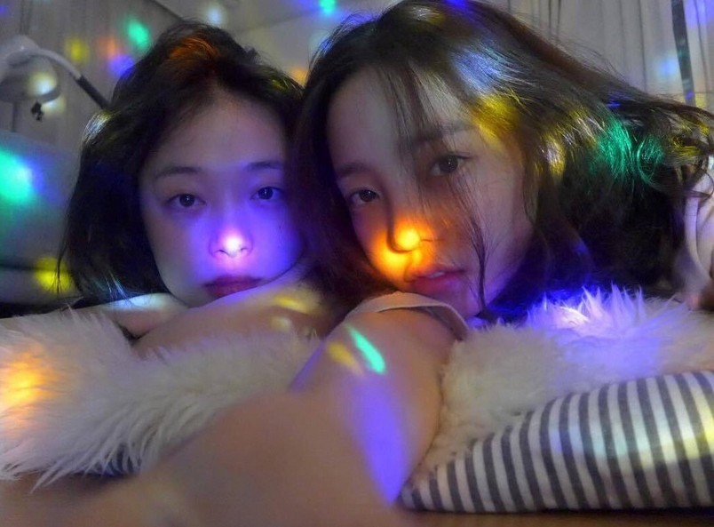 As amigas e estrelas do universo K-Pop Sulli e Hara em foto antiga compartilhada por elas nas redes sociais (Foto: Instagram)