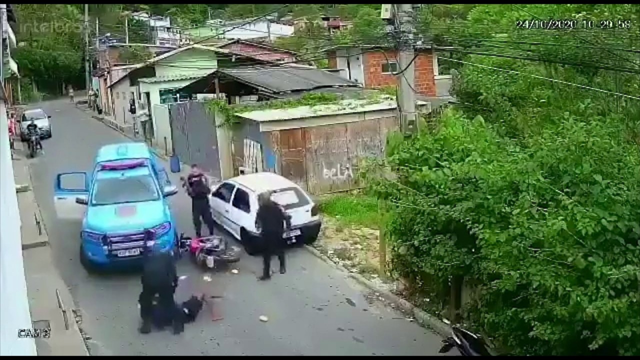 PM investiga imagens que circulam na internet de abordagem de PMs a jovem em Petrópolis