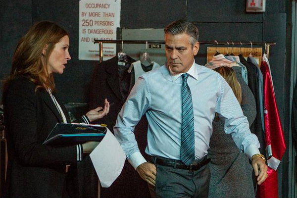 O ator George Clooney com Julia Roberts no último filme protagonizado pelo astro, Jogo do Dinheiro (2016) (Foto: Reprodução)