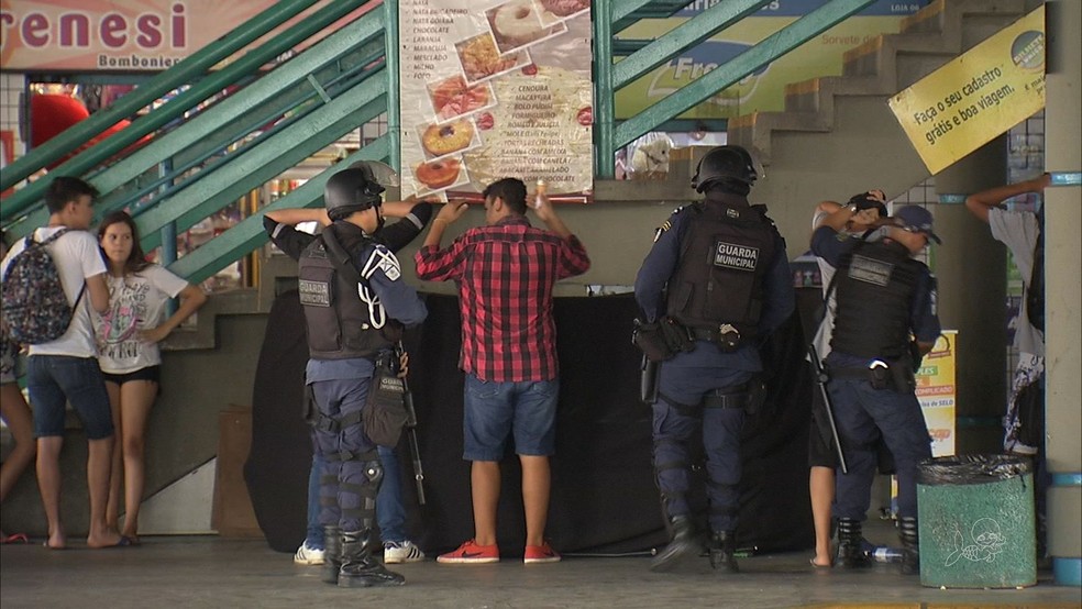 Guarda fez revista no terminal  de ônibus do Bairro Parangaba no domingo. (Foto: TV Verdes Mares/Reprodução)