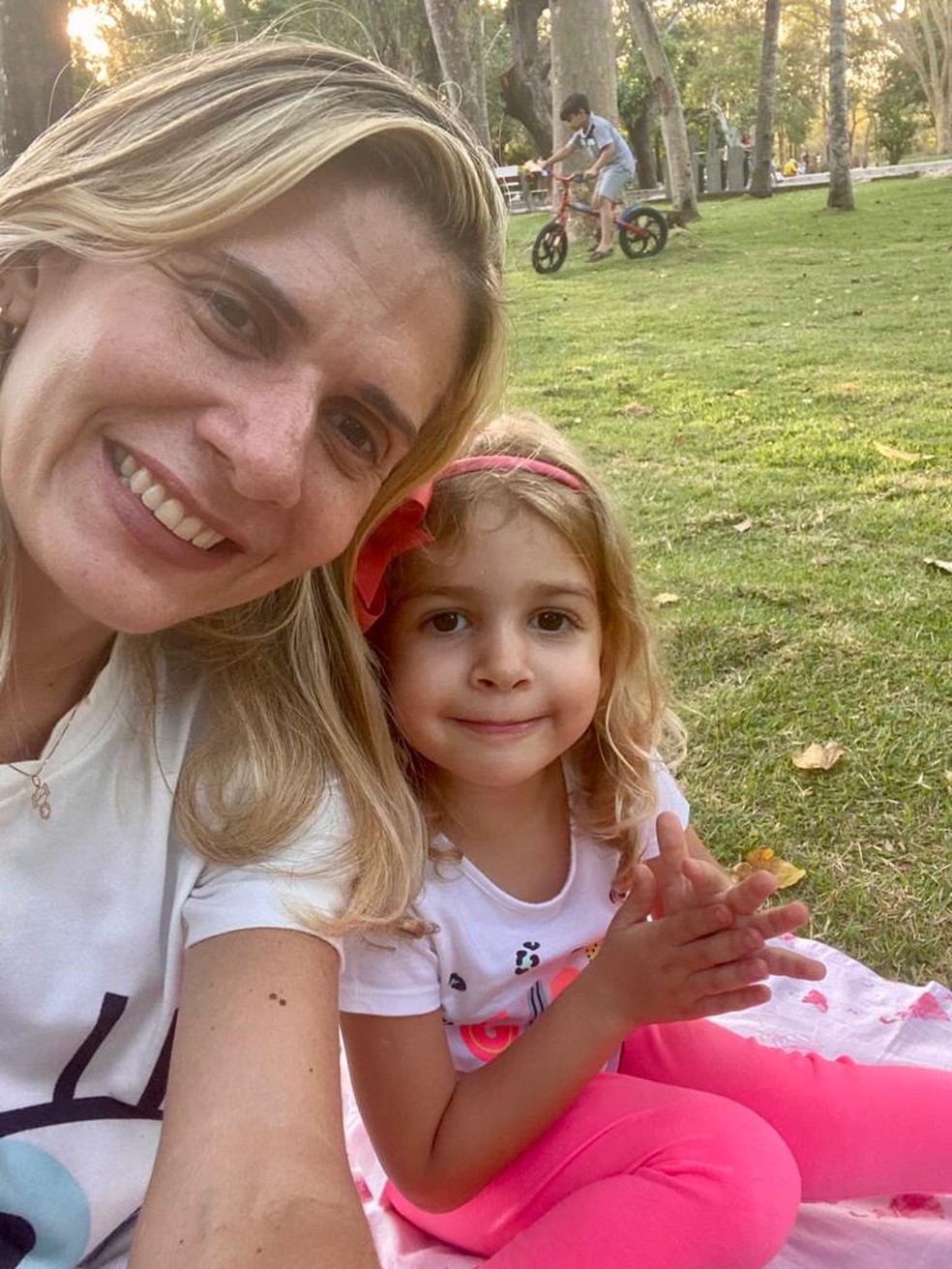 Cirurgiã-dentista Joanna Evaristo aguarda para vacinar filha de 3 anos em Teresina: 'nosso dever é protegê-los' — Foto: Arquivo Pessoal