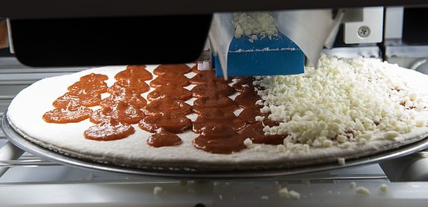 A máquina possui três fases: a primeira aplica o molho, a segunda distribui o queijo e a terceira adiciona o sabor eleito (Foto: DailyMail/ Reprodução)