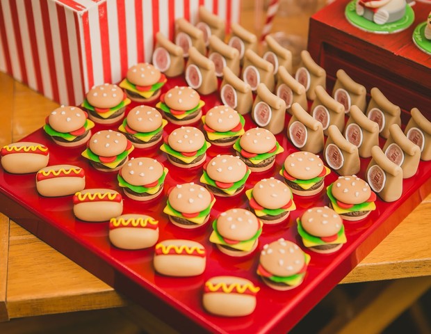 Mini hambúrgueres, cachorros-quentes e saquinhos de delivery com sabor de chocolate e leite ninho.  (Foto: Divulgação / Vivian Gradela )