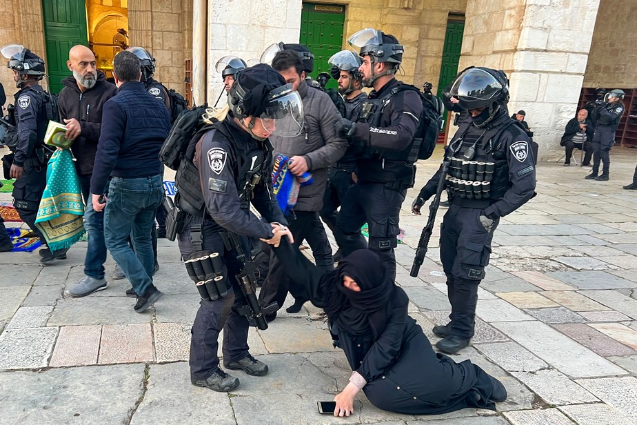Polícia israelense prende muçulmanos em mesquita de Jerusalém
