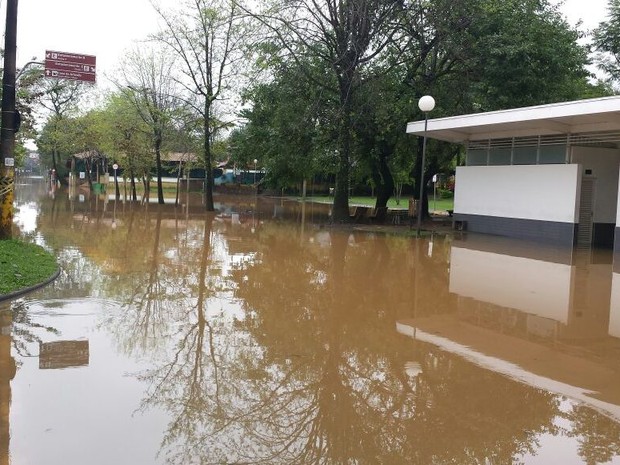 Área de Lazer da Rua do Porto foi tomada pelas águas do Rio Piracicaba (Foto: Thainara Cabral/ G1)