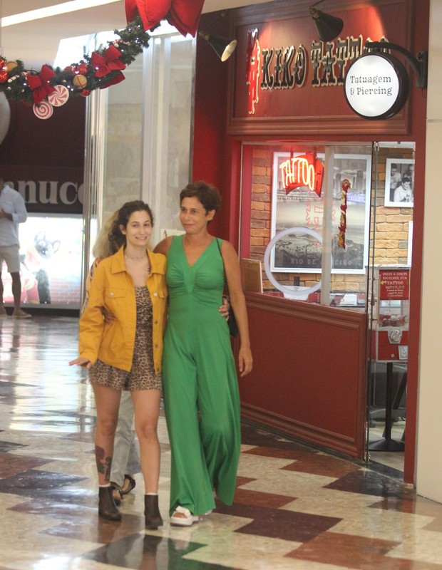 Andréa Beltrão passeia com a filha, Rosa, em shopping no Rio de Janeiro  (Foto: RODRIGO ADÃO\ AGNEWS)