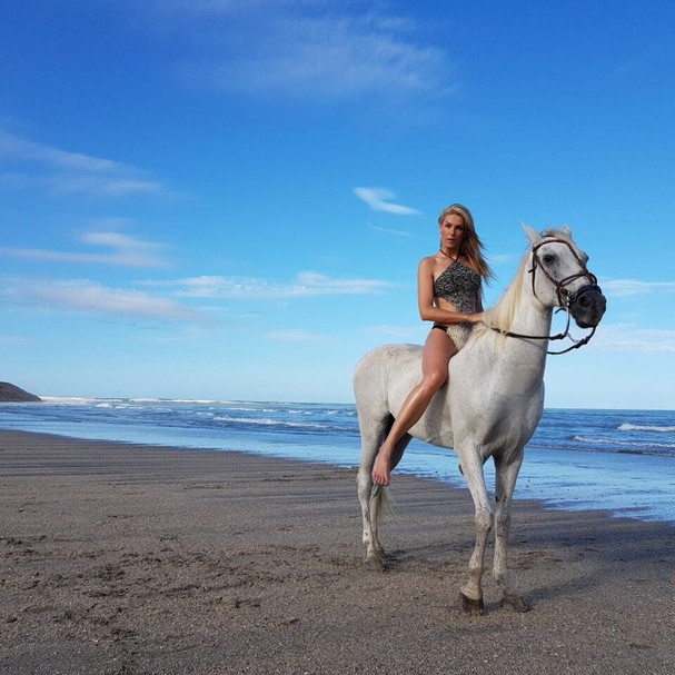 Ana Hickmann anda a cavalo em Jericoacoara (Foto: Karine Basilio)