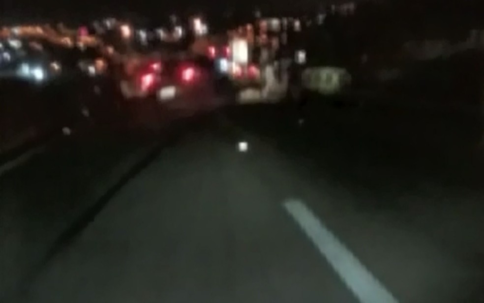 Carro que atropelou pessoas na Rodovia Santos Dumont, em Campinas &mdash; Foto: Reprodu&ccedil;&atilde;o/EPTV