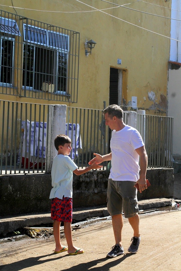 Luciano Huck visita o Vidigal (Foto: Daniel Delmiro/AgNews)