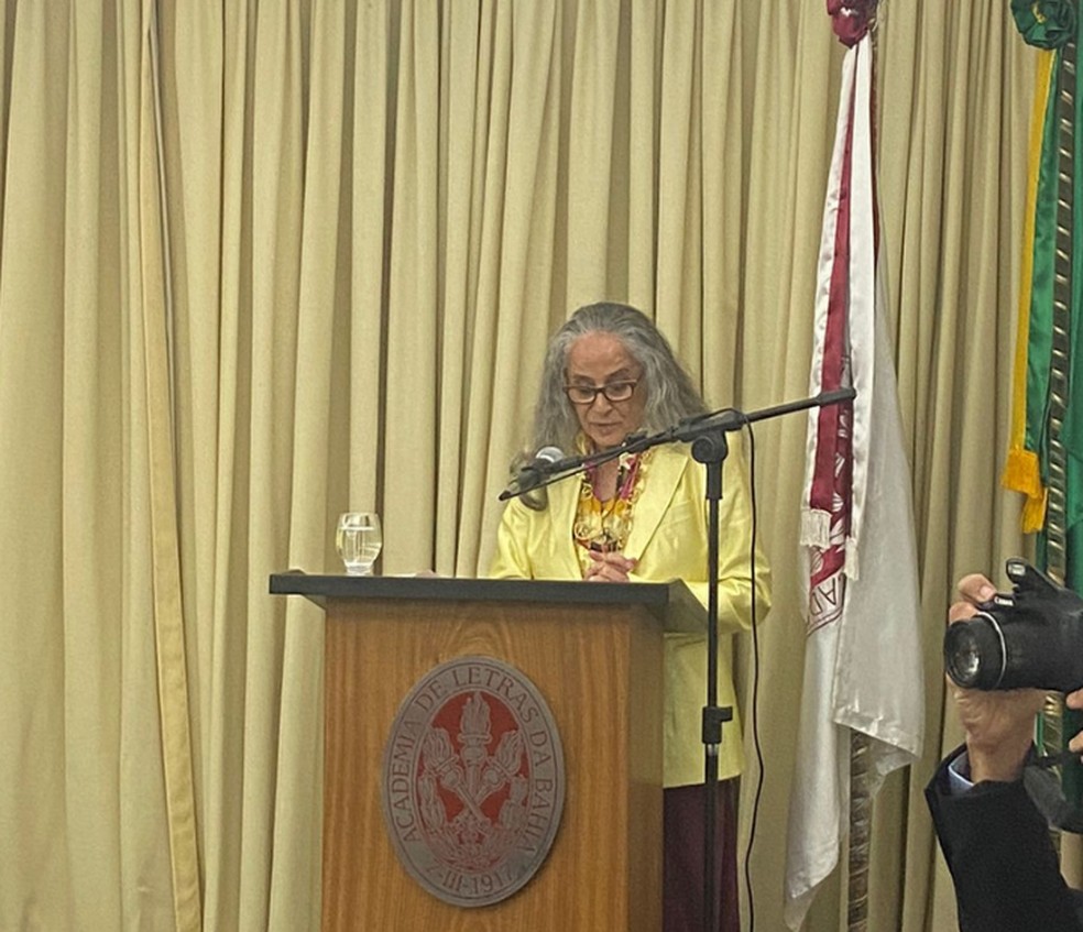 Maria Bethânia durante discurso na posse da Academia de Letras da Bahia (ALB) — Foto: Felipe Oliveira