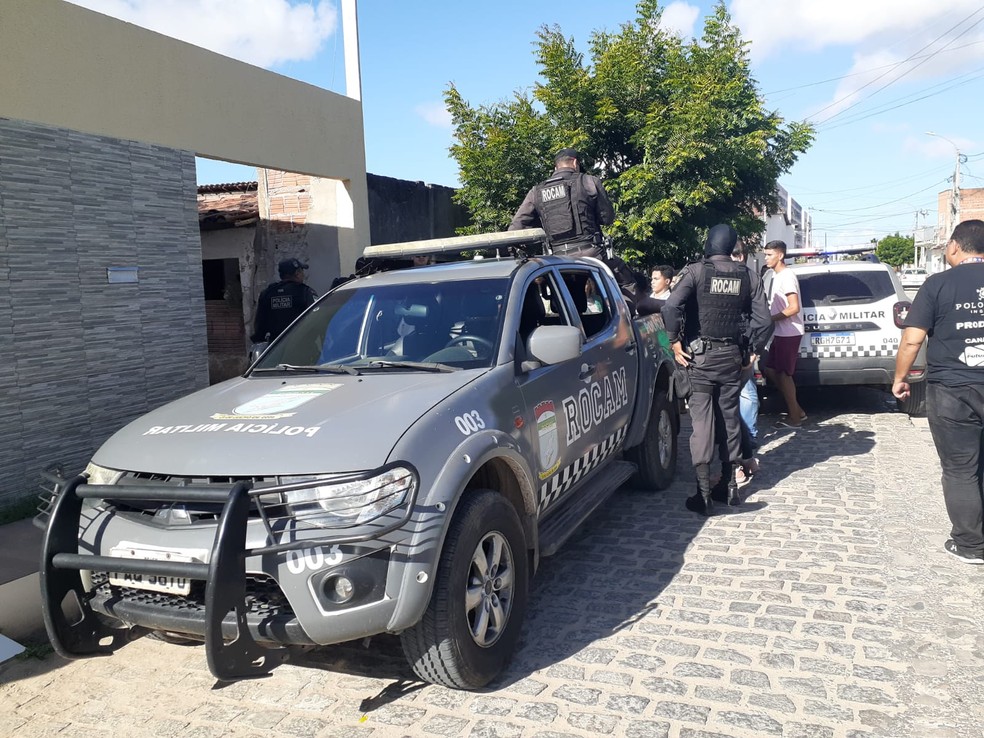 Polícia conseguiu fazer cerco e prender três criminosos em Parnamirim — Foto: Julianne Barreto/Inter TV Cabugi