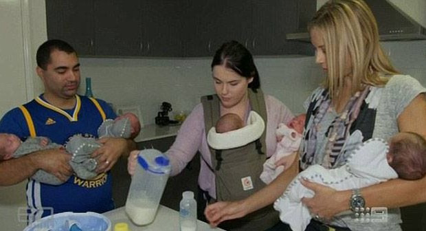 Kim conta com a ajuda da família e de voluntários para cuidar dos quíntuplos (Foto: Reprodução/ 60 minutes)