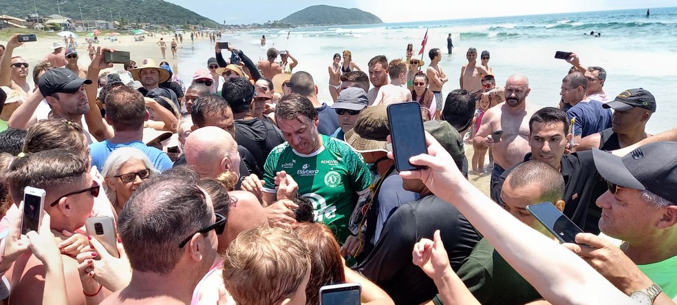 Bolsonaro cumprimenta apoiadores em praia de SC — Foto: Jean Raoupp/NSC TV