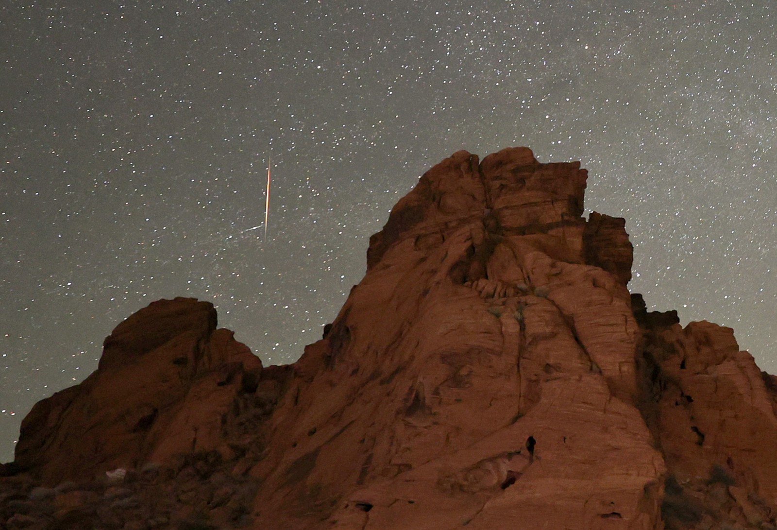 Foto com exposição de 25 segundos mostra chuva de meteoros vistas no Parque Estadual Vale do Fogo, Nevada, EUA — Foto: Ethan Miller/Getty Images/AFP