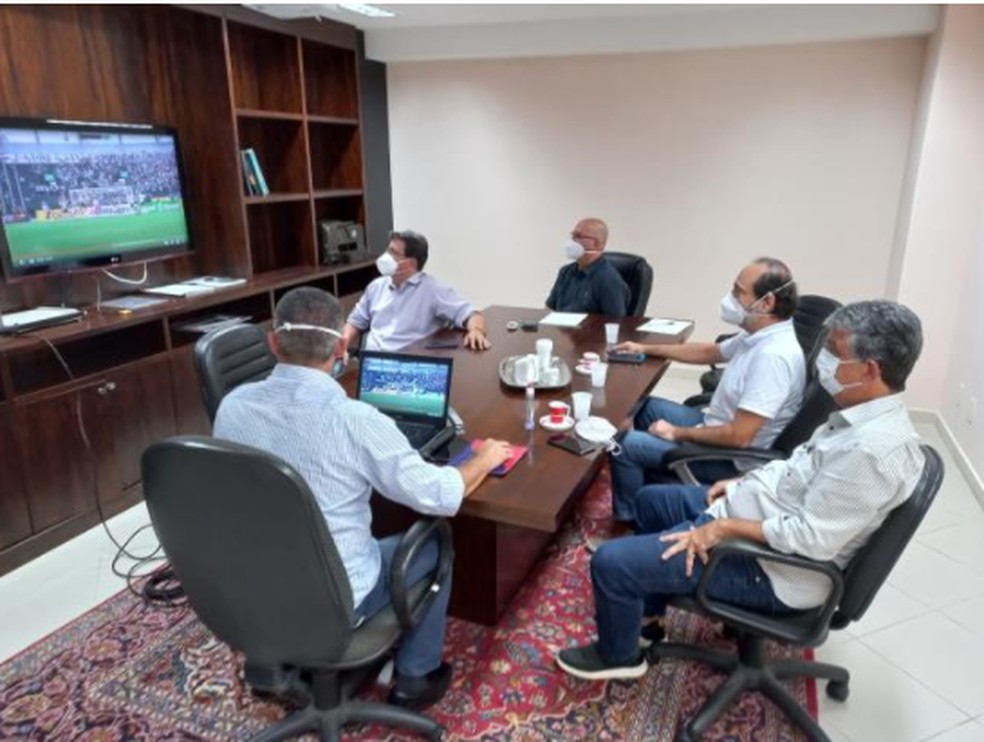 Carlos Brazil e Carlos Roberto Os�rio, do Vasco, v�o at� a Ferj para rever lances do VAR � Foto: Ag�ncia Ferj