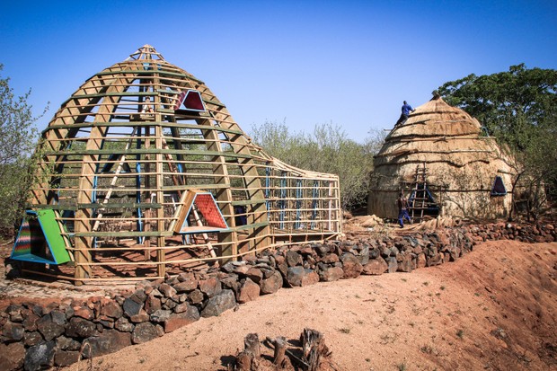 Escolinha no Zimbábue é construída com técnicas de arquitetura local (Foto: © Stefano Mori | © Margarethe Holzer)