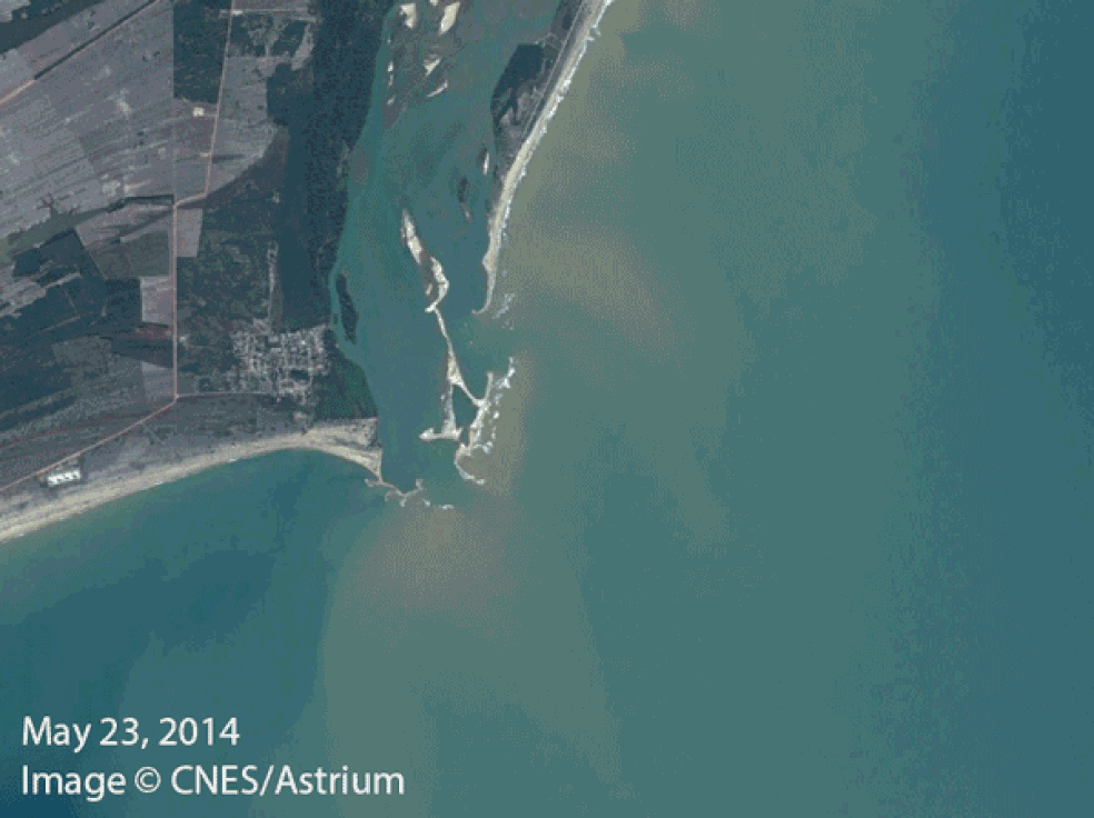 Gif mostra o antes e depois da foz do Rio Doce, em 2014 e 2015 — Foto: Reprodução/ Google Earth