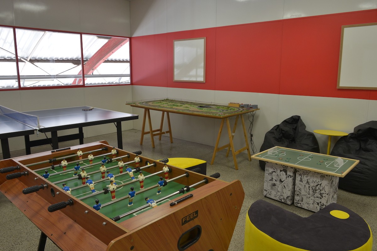 A Sala de Jogos, repaginada por Paula Bittar ganhou novos móveis para as crianças relaxarem e brincarem no espaço (Foto: Divulgação / Unibes)