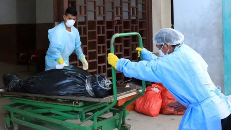 Profissionais da saúde no Peru durante a pandemia de Covid-19, em junho.. — Foto: Getty Images