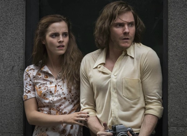 A atriz Emma Watson ao lado de Daniel Brühl em cena de 'Amor e Revolução' (Foto: Reprodução)
