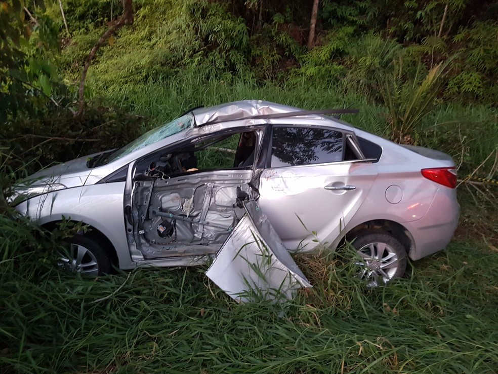 Motorista do HB 20 morreu após bater em árvore em Navegantes (Foto: PMRv/Divulgação)