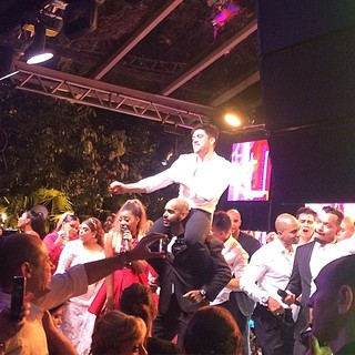Rodrigo Godoy chegou até a subir no ombro de amigo durante show de Ludmilla