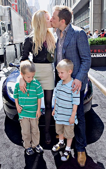 família Elon Musk casou e se separou três vezes, duas delas com a mesma mulher. Uma vez com a escritora Justine Musk, com quem teve cinco filhos (gêmeos e trigêmeos), e duas vezes com a atriz Talulah Riley (na foto, com os gêmeos de Musk). “Estar... (Foto: Getty Images)