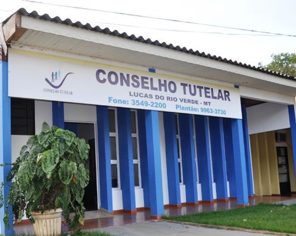 Durante briga, vidros da sede do Conselho Tutelar foram quebrados â Foto: Prefeitura de Lucas do Rio Verde/DivulgaÃ§Ã£o