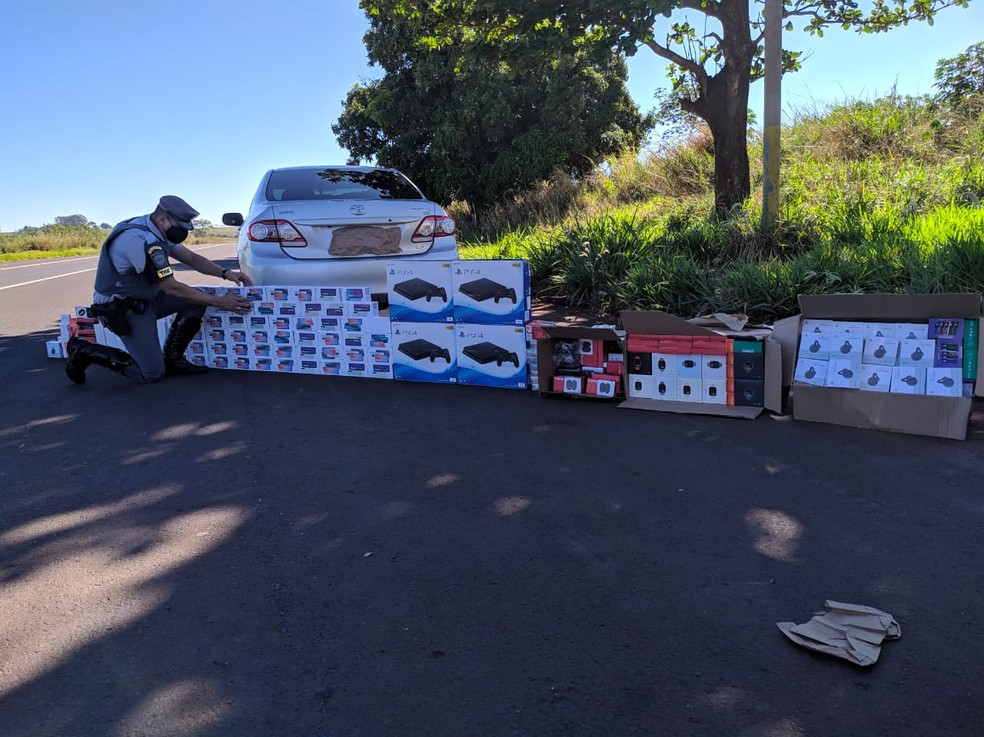 Mercadorias oriundas do Paraguai foram apreendidas na SP-425 — Foto: Polícia Rodoviária