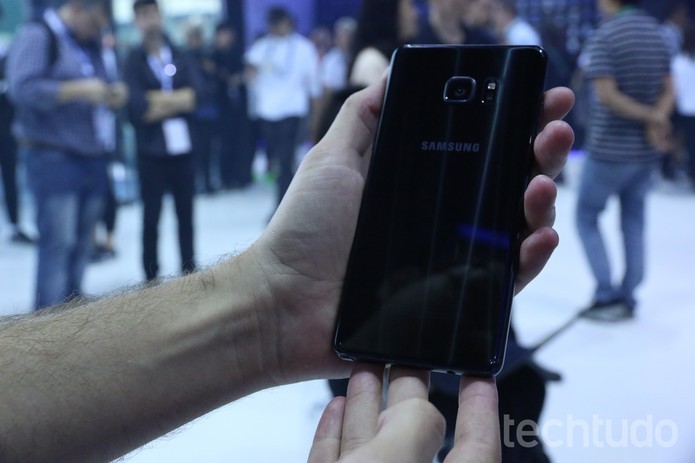 Galaxy Note 7 possui bordas curvadas de ambos os lados (Foto: Ana Marques/TechTudo)
